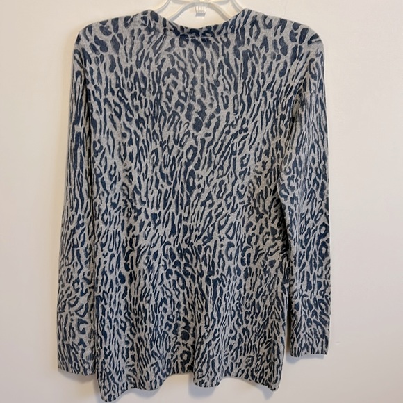 V neck sweater by CHIC by Jacob, navy blue & grey leopard print, women’s size M - Picture 9 of 9